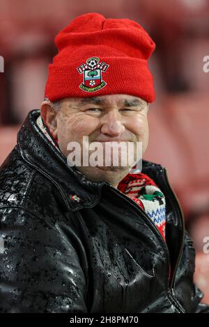 Southampton, England, 1st. Dezember 2021. Ein Southampton-Fan lächelt vor dem Premier League-Spiel im St. Mary's Stadium, Southampton. Bildnachweis sollte lauten: Kieran Cleeves / Sportimage Kredit: Sportimage/Alamy Live News Stockfoto