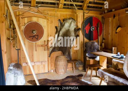 Gudvangen, Norwegen - ca. September 2021: Innenraum eines Wikingerhauses mit wikingerobjekten Stockfoto