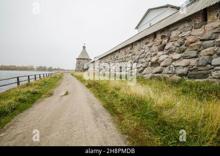 Die Straße entlang der Klostermauer. Festung SOLOVETSKY, Solowetski Kloster Stockfoto