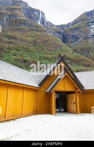 Gudvangen, Norwegen - ca. September 2021: Eingang des Wikingerdorfes Njardarheimr in Norwegen Stockfoto