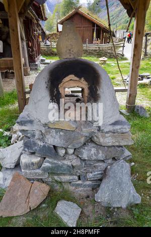 Gudvangen, Norwegen - ca. September 2021: Ofen aus Steinen im wikingerdorf Stockfoto