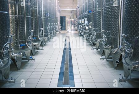 Gärtanks für Stahlweine in Weinkellereien, selektive Fokusperspektive Stockfoto