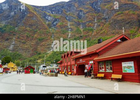 Flam, Norwegen- CIRCA, September 2021: Flam Besucherzentrum und Bahnhof mit Bergen im Hintergrund Stockfoto