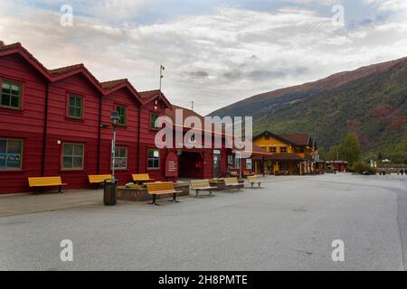 Flamsdalen, Norwegen - ca. September 2021: Flam Visitor Center im Flamsdalen Tal Stockfoto