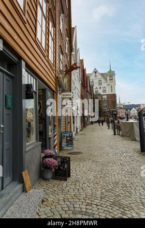 Bergen, Norwegen - ca. September 2021: Typische Holzgebäude im Stadtzentrum von Bergen Stockfoto
