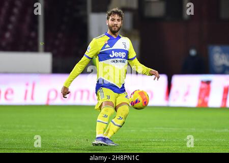 Salerno, Italien. 30th. November 2021. Juventus' Mittelfeldspieler Manuel Locatelli in Aktion während des Spiels der US Salernitana gegen Juventus FC, italienische Fußballserie A in Salerno, Italien, November 30 2021 Quelle: Independent Photo Agency/Alamy Live News Stockfoto