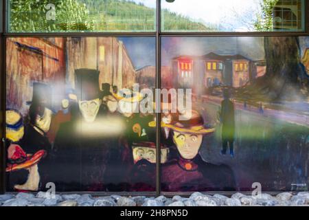 Bergen, Norwegen - ca. September 2021: Edvard Munchs Gemälde 'Abend in der Karl-Johan-Straße' wurde an der Fassade eines Museums nachgebildet Stockfoto