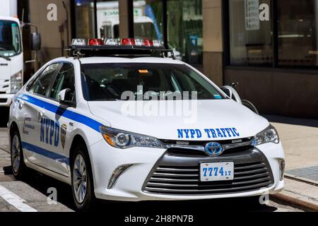 New York City NYPD Polizeiwagen mit Sirenen am Tag auf der Straße Stockfoto