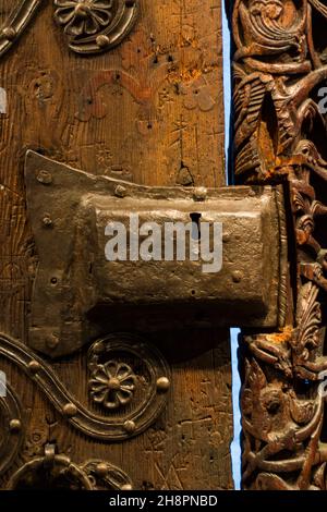 Alte Holztür mit Eisenschloss Stockfoto
