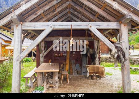 Gudvangen, Norwegen - ca. September 2021: Wikingerhaus-Objekte auf dem wikingerdorf in Norwegen Stockfoto