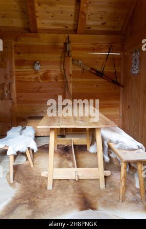 Gudvangen, Norwegen - ca. September 2021: Innenraum eines Wikingerhauses mit wikingerobjekten Stockfoto