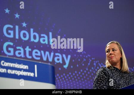 Brüssel, Belgien. 1st Dez 2021. Jutta URPILAINEN, EU-Kommissarin für internationale Partnerschaften, hält eine Pressekonferenz zum Global Gateway am Sitz der EU-Kommission ab. Brüssel, Belgien, Den 1. Dezember 2021. (Bild: © Valeria Mongelli/ZUMA Press Wire) Bild: ZUMA Press, Inc./Alamy Live News Stockfoto