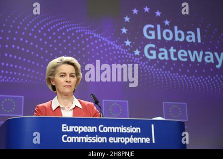Brüssel, Belgien. 1st Dez 2021. Die Präsidentin der EU-Kommission, Ursula VON DER LEYEN, hält eine Pressekonferenz am Global Gateway am Hauptsitz der EU-Kommission ab. Brüssel, Belgien, Den 1. Dezember 2021. (Bild: © Valeria Mongelli/ZUMA Press Wire) Bild: ZUMA Press, Inc./Alamy Live News Stockfoto