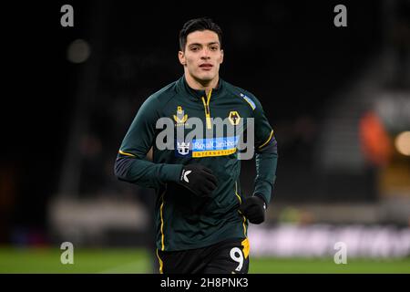 Wolverhampton, Großbritannien. 01st Dez 2021. Raul Jimenez #9 von Wolverhampton Wanderers, die sich vor dem Spiel in Wolverhampton, Großbritannien am 12/1/2021 aufwärmen. (Foto von Simon Whitehead/News Images/Sipa USA) Quelle: SIPA USA/Alamy Live News Stockfoto