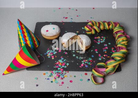 Zwei Berliner Faschings-Donuts mit festlicher Dekoration Stockfoto
