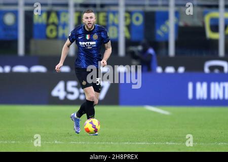 Mailand, Italien. 01st Dez 2021. Milan Skriniar vom FC Internazionale kontrolliert den Ball während des Serie-A-Spiels zwischen dem FC Internazionale und Spezia Calcio im Stadio Giuseppe Meazza am 1. Dezember 2021 in Mailand, Italien. Kredit: Marco Canoniero/Alamy Live Nachrichten Gutschrift: Marco Canoniero/Alamy Live Nachrichten Stockfoto