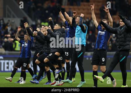 Die Spieler des FC Internazionale feiern den Sieg am Ende des Spiels während des Fußballspiels der Serie A 2021/22 zwischen dem FC Internazionale und Spezia Calcio am 01. Dezember 2021 im Giuseppe Meazza Stadium, Mailand, Italien Stockfoto