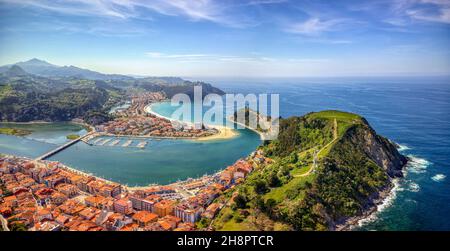 Luftaufnahme von Ribadesella und seiner Mündung in Asturien, Spanien. Stockfoto