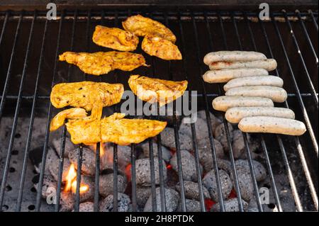 Zubereitung von Fleisch und Käse zum Abendessen auf dem Grill Stockfoto