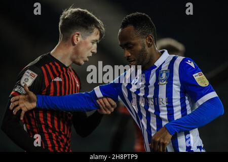 Sheffield, Großbritannien. 01st Dez 2021. Saido Berahino #24 of Sheffield Wednesday schiebt Tom Crawford #22 von Hartlepool United ihm in Sheffield, Großbritannien am 12/1/2021 ab. (Foto von James Heaton/News Images/Sipa USA) Quelle: SIPA USA/Alamy Live News Stockfoto