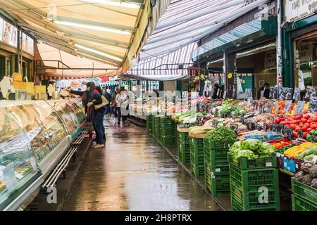 WIEN, ÖSTERREICH - 22. MAI 2019: Dies ist die Einkaufspassage des berühmten Naschmarktes im Frühlingsregen. Stockfoto