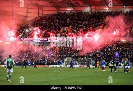 Die Rangers-Fans haben vor dem Cinch Premiership-Spiel zwischen Hibernian und den Rangers in der Easter Road, Edinburgh, Flares in den Tribünen aufgesetzt. Bilddatum: Mittwoch, 1. Dezember 2021. Stockfoto