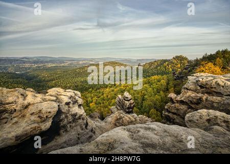 Fantastischer Blick über das Elbsandsteingebirge in der Sächsischen Schweiz, Deutschland. Kurz vor dem Sonnenuntergang auf dem Ghorisch Stockfoto