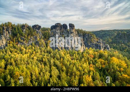 Blick auf das Elbsandsteingebirge in der Sächsischen Schweiz, Deutschland. Schöne Aussicht mit Wolken, Wald und Berg. Stockfoto