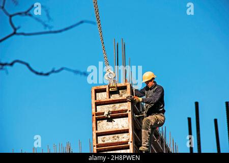 Dnepropetrovsk, Ukraine - 11.30.2021: Die Arbeiter montieren Metallschalungen während des Baus eines Wohngebäudes. Stockfoto