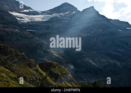 Blick in den Creux de CHAMP, ein imposanter Talkessel oberhalb von Les Diablerets in den Waadtländer Alpen, Schweiz Stockfoto