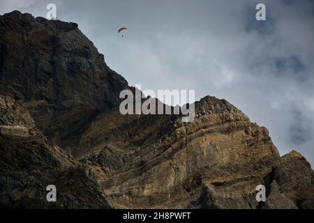 Blick in den Creux de CHAMP, ein imposanter Talkessel oberhalb von Les Diablerets in den Waadtländer Alpen, Schweiz Stockfoto