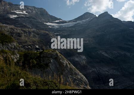 Blick in den Creux de CHAMP, ein imposanter Talkessel oberhalb von Les Diablerets in den Waadtländer Alpen, Schweiz Stockfoto