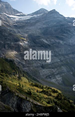 Blick in den Creux de CHAMP, ein imposanter Talkessel oberhalb von Les Diablerets in den Waadtländer Alpen, Schweiz Stockfoto