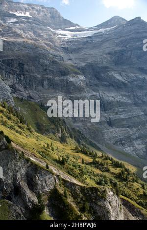 Blick in den Creux de CHAMP, ein imposanter Talkessel oberhalb von Les Diablerets in den Waadtländer Alpen, Schweiz Stockfoto