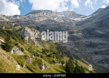 Blick in den Creux de CHAMP, ein imposanter Talkessel oberhalb von Les Diablerets in den Waadtländer Alpen, Schweiz Stockfoto