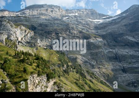 Blick in den Creux de CHAMP, ein imposanter Talkessel oberhalb von Les Diablerets in den Waadtländer Alpen, Schweiz Stockfoto