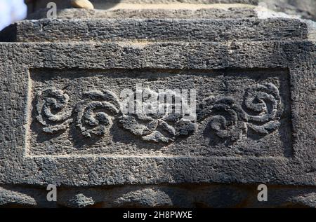 Steinlaternen am Eingang zum Ueno Toshogu-Schrein im Ueno Park, Tokio. Es ist ein alter Shinto-Schrein mit vielen Teilen, die mit Goldfolie bedeckt sind. Stockfoto