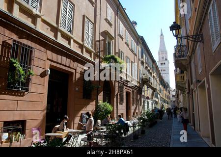 Belebte Gasse in der Altstadt von Modena Stockfoto