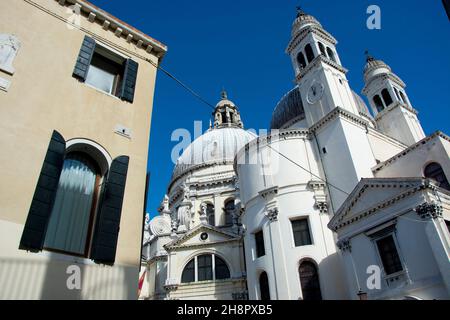 Santa Maria della Salute, berühmte barocke Kuppelkirche in Venedig Stockfoto