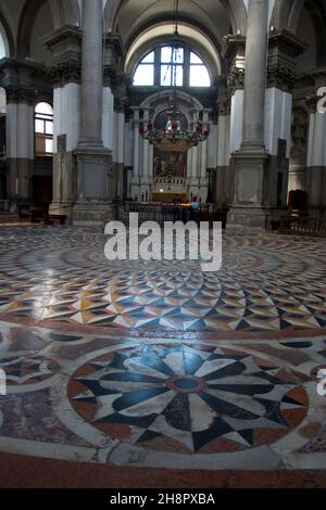 Santa Maria della Salute, berühmte barocke Kuppelkirche in Venedig Stockfoto