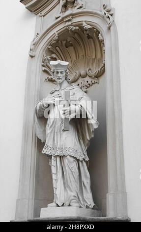 GRAZ, ÖSTERREICH - 08. Januar 2020: Johannes von Nepomuk an der Fassade der Pfarrkirche des Heiligen Blutes in Graz, Steiermark. Stockfoto