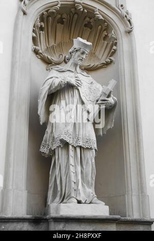 GRAZ, ÖSTERREICH - 08. Januar 2020: Johannes von Nepomuk an der Fassade der Pfarrkirche des Heiligen Blutes in Graz, Steiermark. Stockfoto