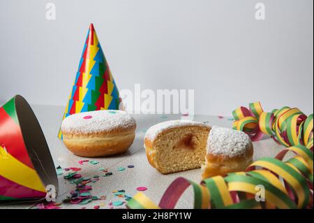 Zwei Berliner Faschings-Donuts mit festlicher Dekoration Stockfoto