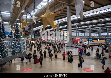 München, Deutschland. 01st Dez 2021. Aufgrund einer Explosion einer Flugzeugbombe aus dem Zweiten Weltkrieg während der Bauarbeiten an der zweiten Hauptstrecke der S-Bahn gab es am 1. Dezember 2021 in München eine starke Beschränkung des Zuges und des Stadtzuges. Mindestens vier Personen wurden verletzt. (Foto: Alexander Pohl/Sipa USA) Quelle: SIPA USA/Alamy Live News Stockfoto