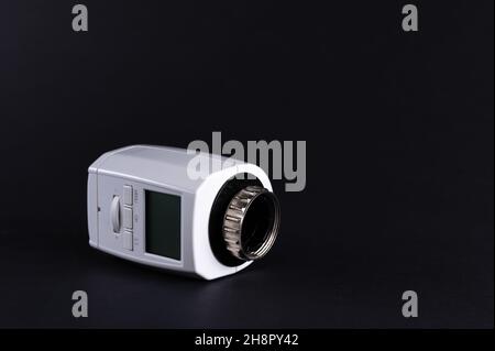 Programmierbarer Heizthermostat auf schwarzem Hintergrund Stockfoto