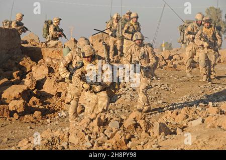 Britische Kommandos der Royal Marine während der Operation Sond Chara, die den Bezirk nad-e Ali, Provinz Helmand der Aufständischen, am 29. Dezember 2008 in Lashkar Gah, Afghanistan, räumte. Stockfoto