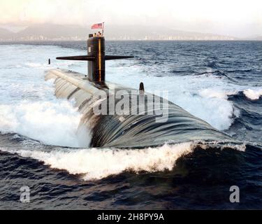 Das US Navy Los Angeles-Klasse nuklearbetriebene Schnellangriff-U-Boot USS Los Angeles unterwegs im Pazifik 1. Januar 1997 vor der Küste von Oahu, Hawaii. Stockfoto