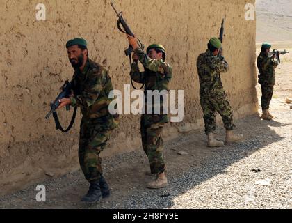 Soldaten der afghanischen Nationalarmee während des Kampftrainings auf der Forward Operational Base Thunder 22. August 2010 in der Provinz Paktia, Afghanistan. Stockfoto