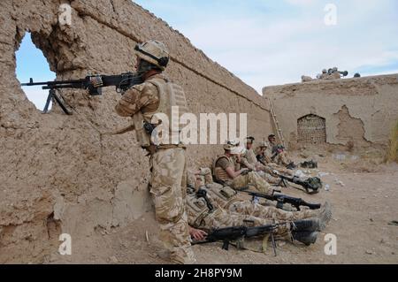 Die britischen Royal Marine Kommandos befehligen einen Scharfschützenposten während der Operation Sond Chara, die den Bezirk nad-e Ali in der Provinz Helmand der Aufständischen am 30. Dezember 2008 in Lashkar Gah, Afghanistan, räumte. Stockfoto