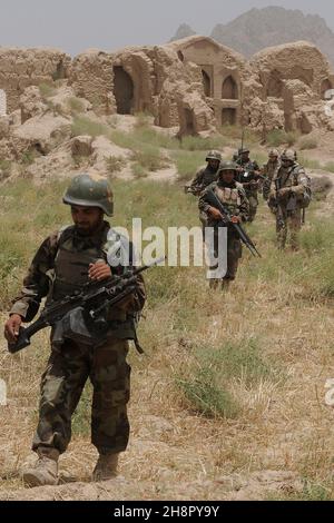 Soldaten der afghanischen Nationalarmee patrouillieren neben kanadischen Soldaten in der Nähe des Kandahar-Flugfeldes am 3. Juni 2010 in Kandahar, Afghanistan. Stockfoto